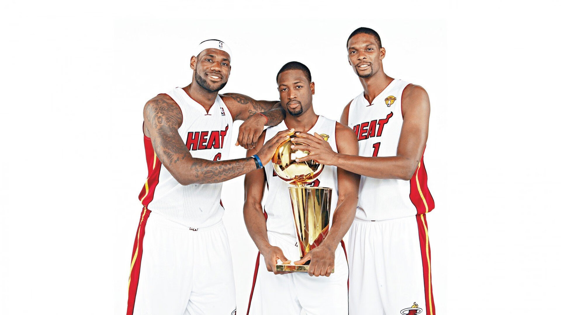 伊朗球员滑倒后完成倒钩破门,网友:“不可复制”